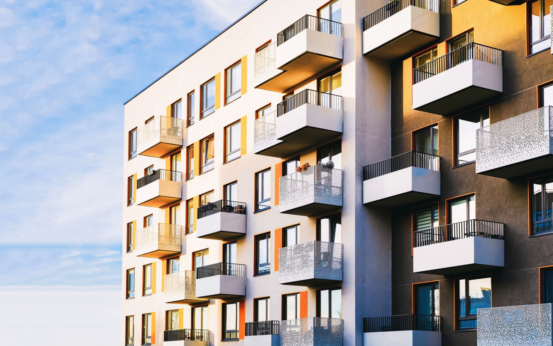 Ansicht eines modernen Mehrfamilienhauses mit Balkonen. Immobilienangebot von Hauschulz Immobilien Service. Wohnen mit Stil.